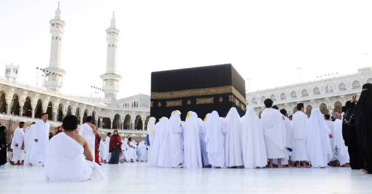 Is It Better to Do Umrah Alone or with a Group?
