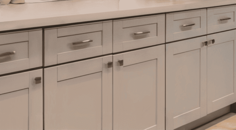 Knobs-and-Pull-Handles-on-Kitchen-Cabinets
