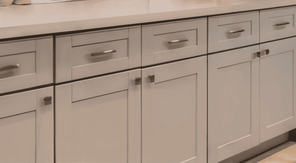 Knobs-and-Pull-Handles-on-Kitchen-Cabinets