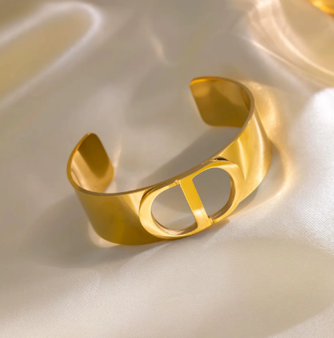 From Day to Night: Versatile Looks with the Roma CC Gold Plated Bangle